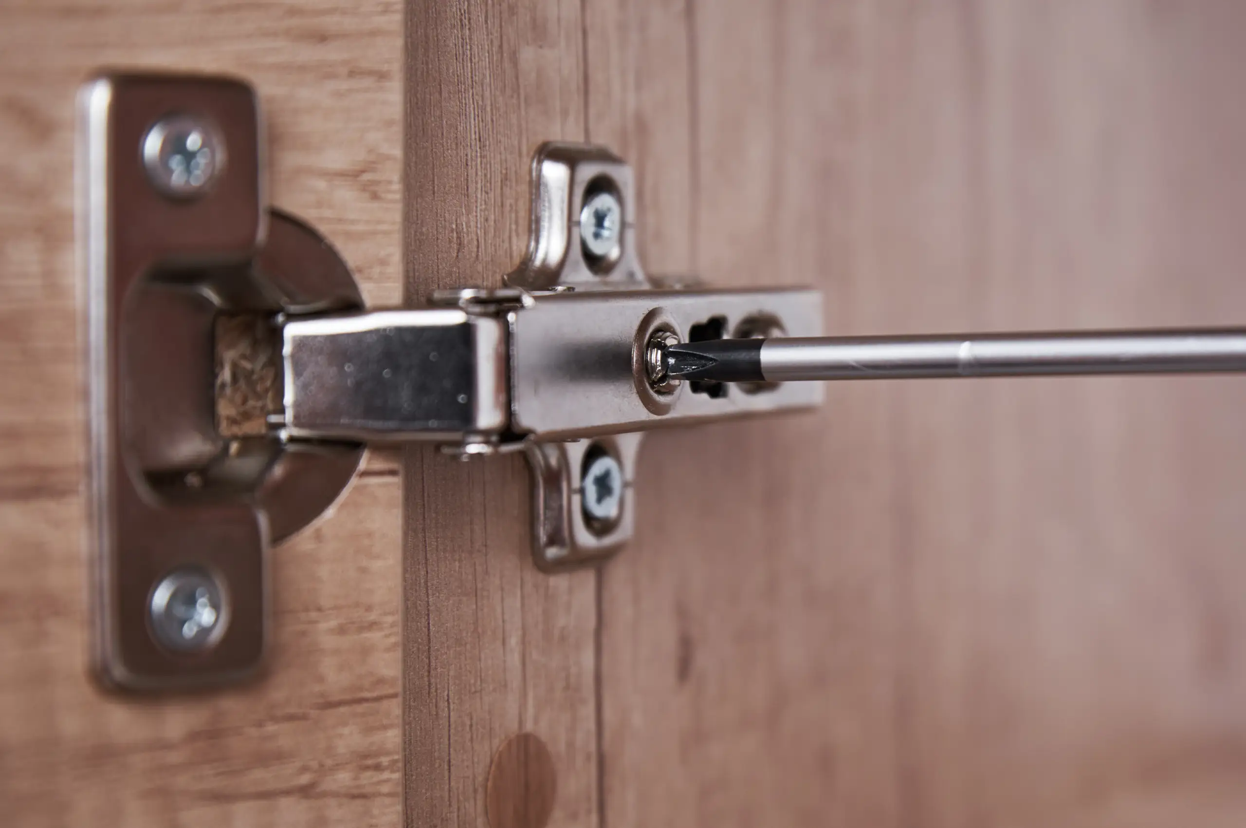 ¿Bisagras ocultas o a la vista? Encuentra el estilo ideal